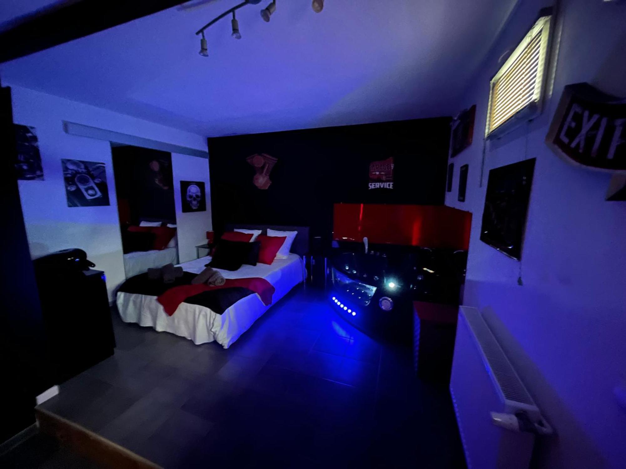 "Le Maloya" Chalets Independants -Chambre Balneo - Relais Motards Lacaune Ngoại thất bức ảnh